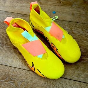 Nike kids Zoom Mercurial Soccer Cleats - size 3.5